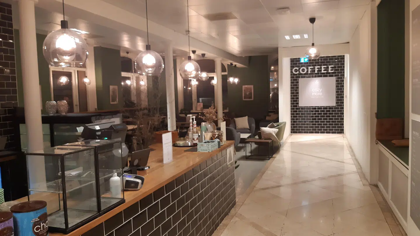 Cozy & Mores café i Magasin på Kgs. Nytorv i København stod tom fredag aften.