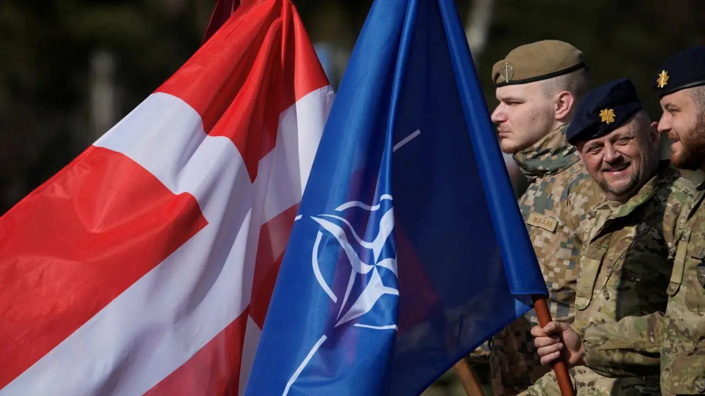 Danske tropper holder Dannebrog og Nato-flaget, mens de venter på Letlands premierminister Krisjanis Karins og statsminister Mette Frederiksen (S) under deres besøg i Letland.