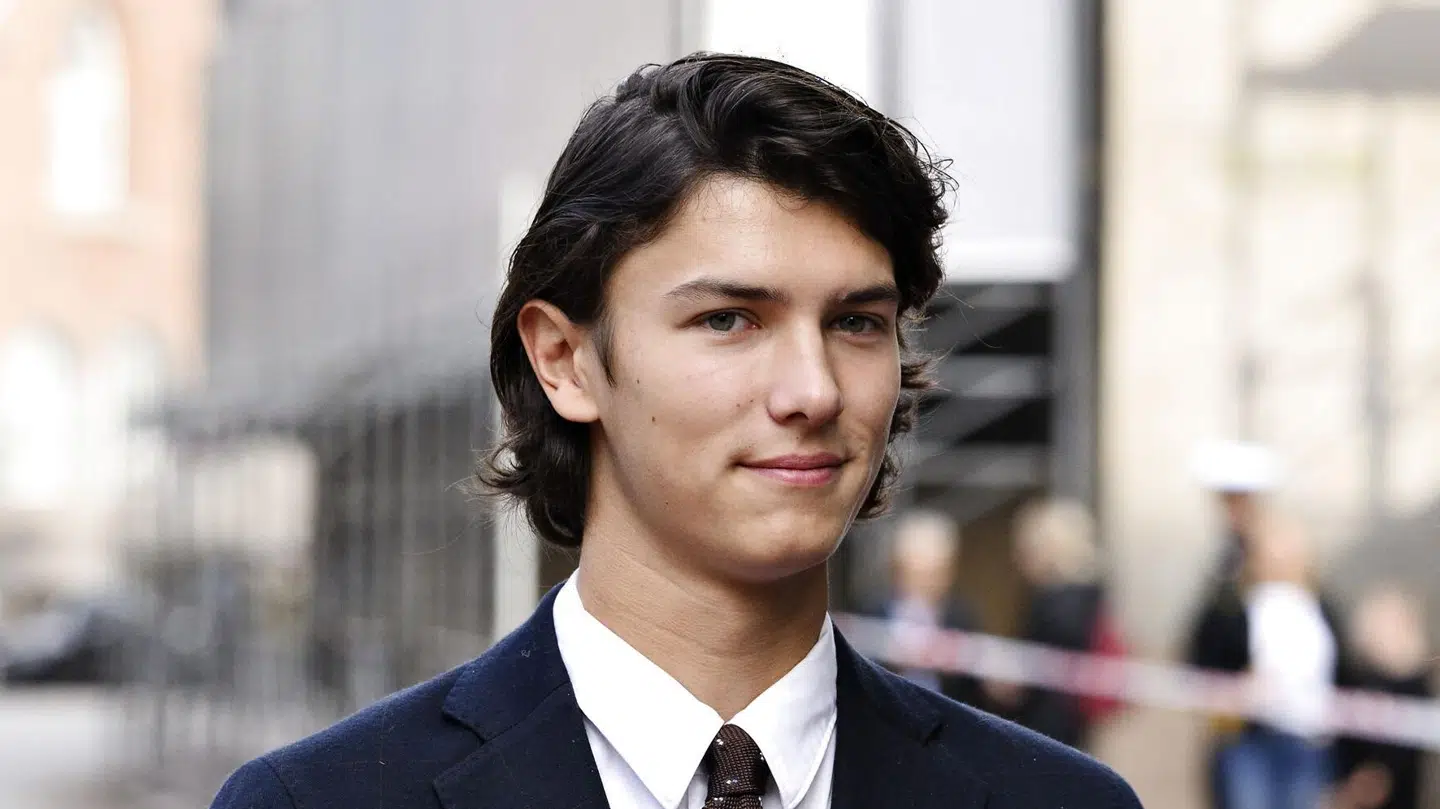 Grev Nikolai holder muligvis med et engelsk fodboldhold.