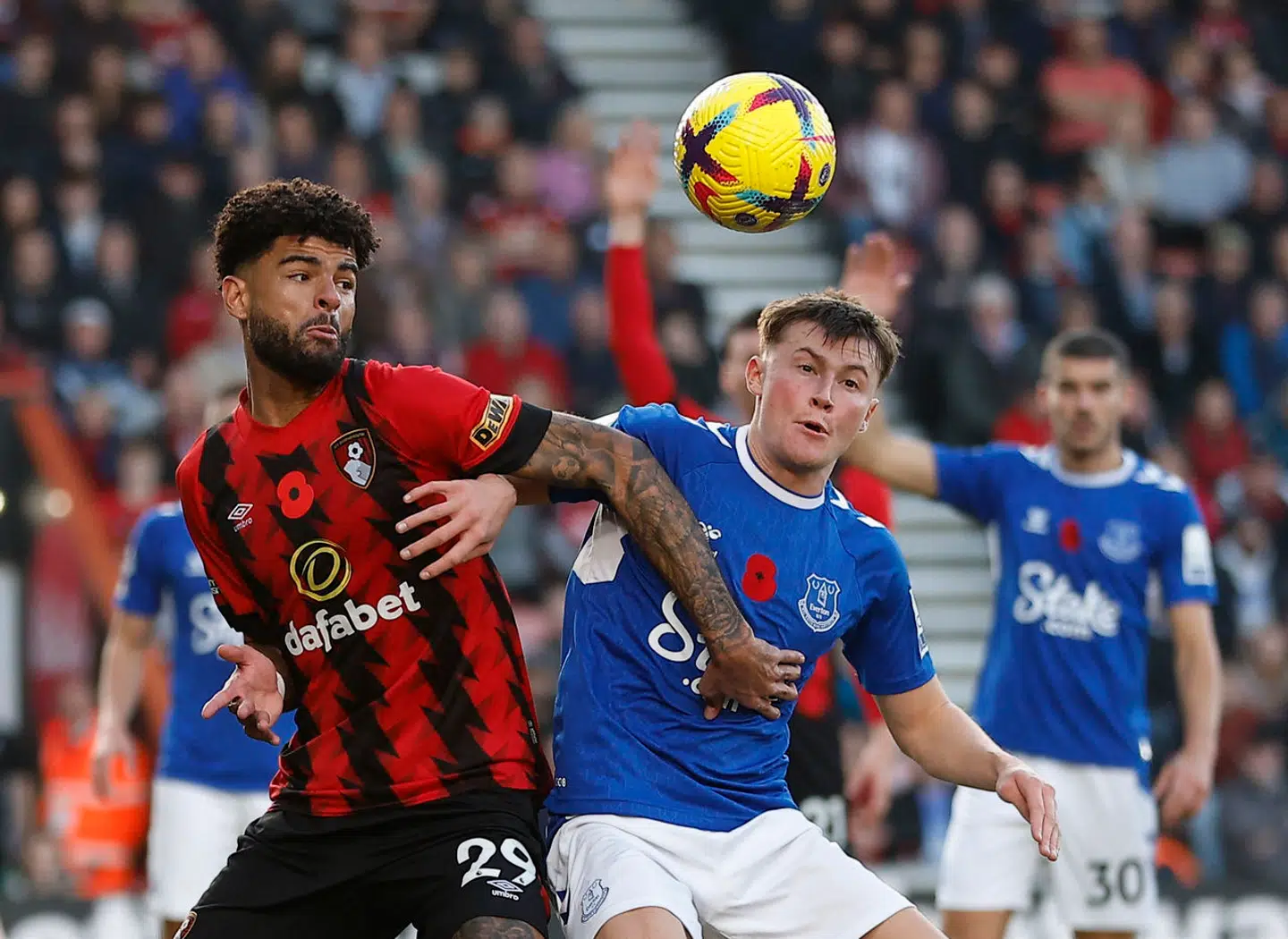 Philip Billing (tv.) her i aktion mod Everton for engelske Bournemouth.