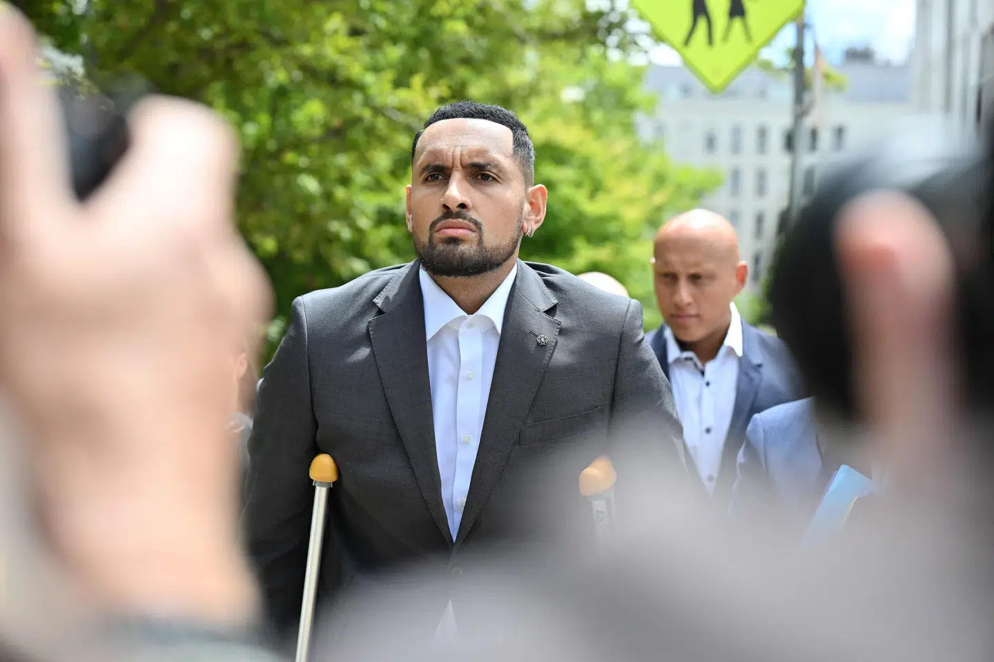 Nick Kyrgios ankom til retsbygningen på krykker. Han er for nylig blevet opereret for en skade i knæet. Saeed Khan/Ritzau Scanpix