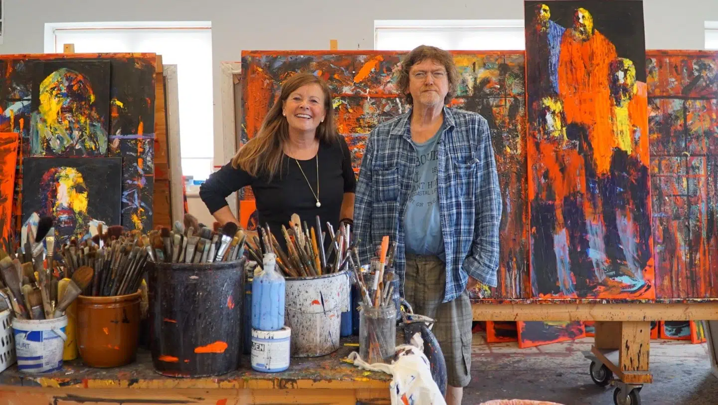 Manager Jeanett Exner og musiker Johnny Madsen i TV 2 Fri-programmet 'Ja for Fanø', som særligt har base her i Johnny Madsens galleri på Fanø.