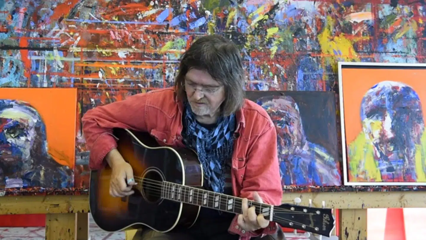 Johnny Madsen er både musiker og billedkunstner. Den seneste tid har han dog mest været aktiv som det sidste.