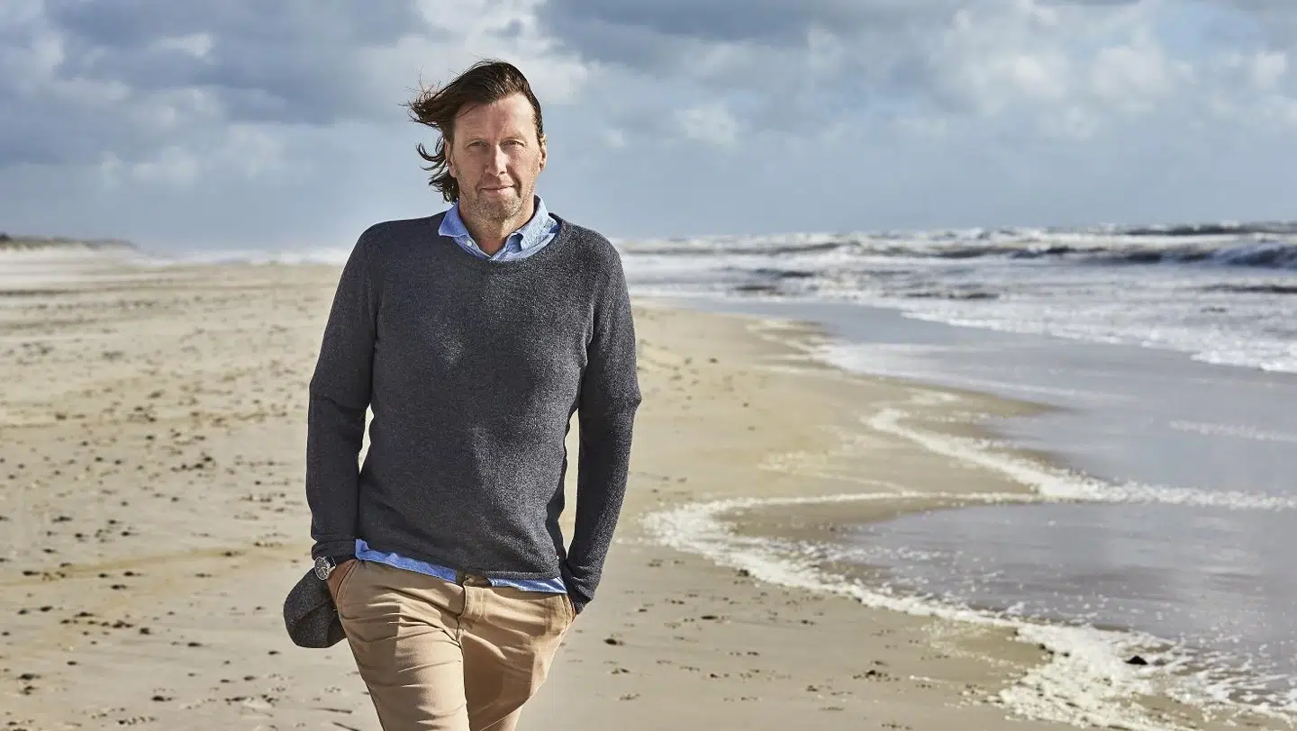 Anders Agger ved vestkysten nær sin hjemstavn Ringkøbing. I sommer rykkede han halvanden time tværs over til den jyske østkyst i Aarhus.