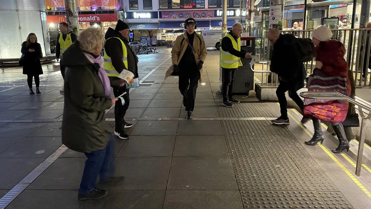 Her ses Lizette Risgaard, formand for Fagbevægelsens Hovedorganisation (tv.) og andre fagforeningsfolk dele foldere ud onsdag morgen på Nørreport Station. Foto: Thomas Nørmark Krog