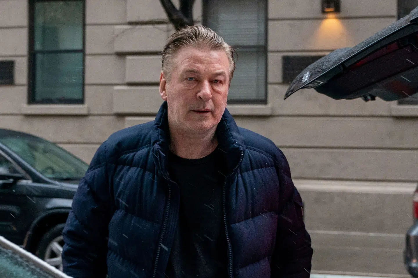 Skuespiller Alec Baldwin forlader sit hjem tirsdag. Samme dag står det klart, at han er tiltalt for uagtsomt manddrab. David Dee Delgado/Reuters
