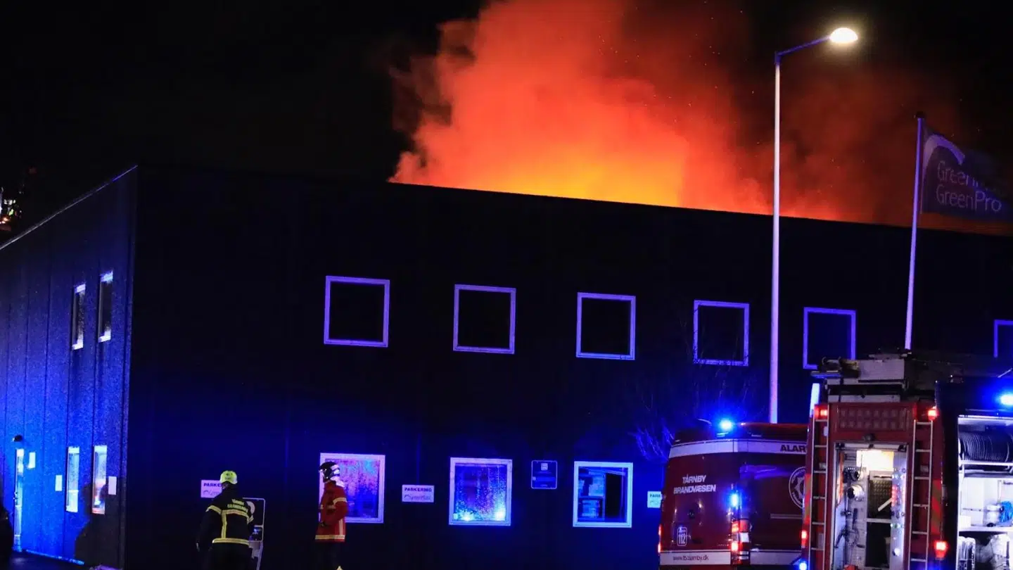 Røgen er giftig, oplyser politiet.