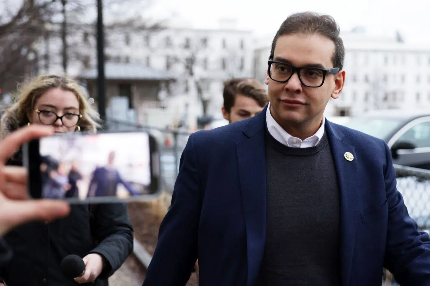 George Santos blev valgt til Repræsentanternes Hus ved midtvejsvalget i november. Nu har han midlertidigt sagt farvel til sine poster i to kongresudvalg som følge af anklager om løgne. Billedet er fra tirsdag. Alex Wong/Ritzau Scanpix