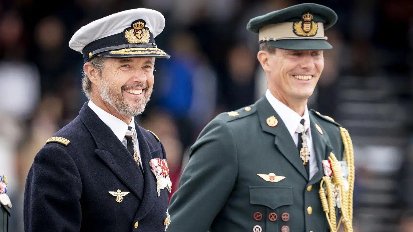 Lillebror overtager pligterne, mens Kronprinsparret tager på ferie.