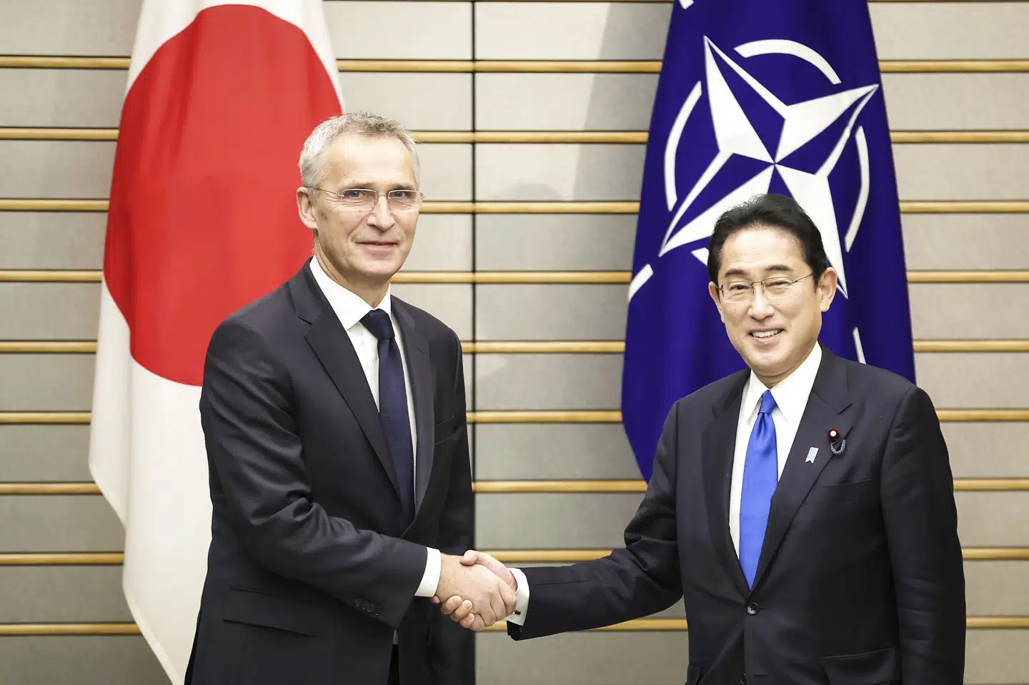 Nato-chef Jens Stoltenberg og Japans premierminister, Fumio Kishida, mødes tirsdag i Japan. Takashi Aoyama/Ritzau Scanpix