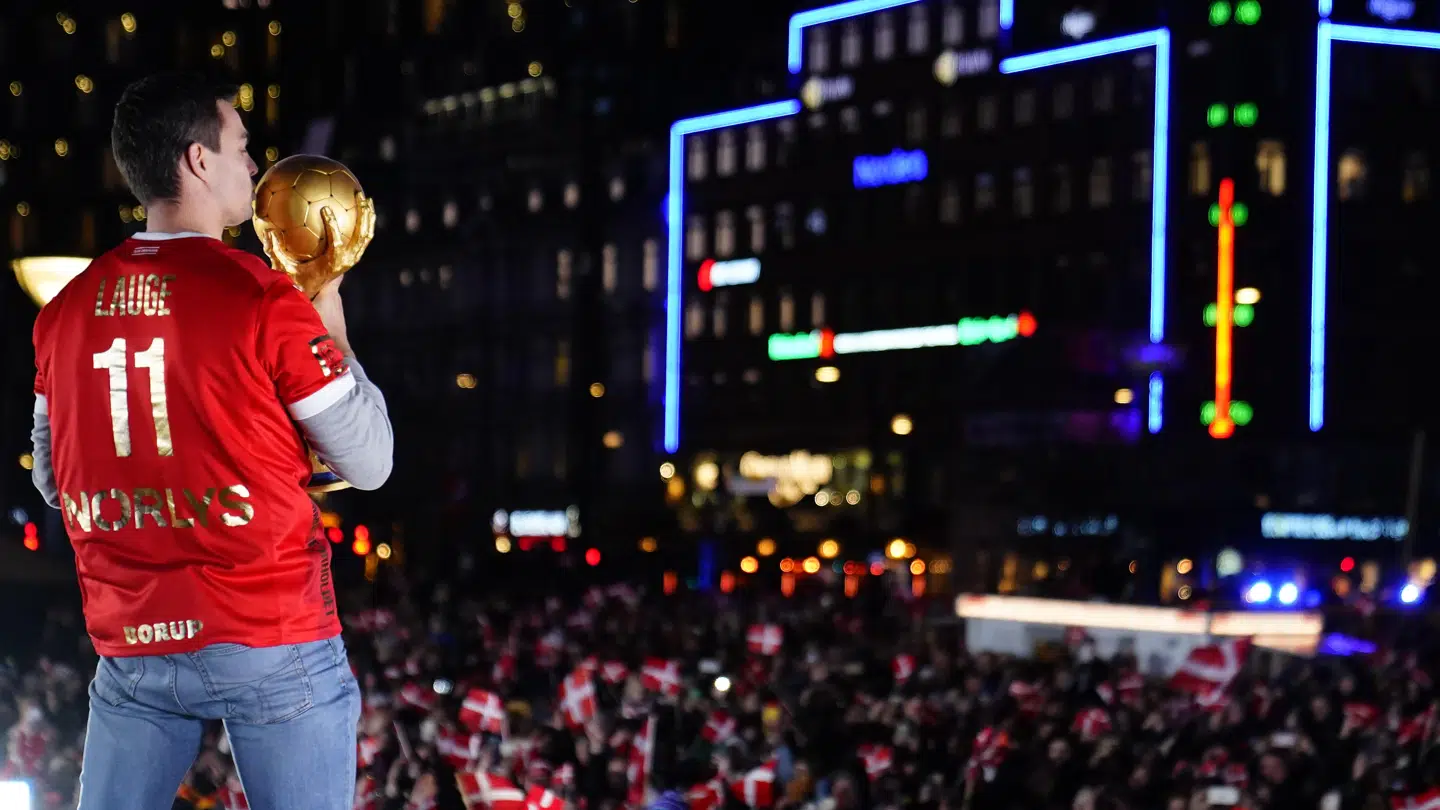 Rasmus Lauge med VM-pokalen.