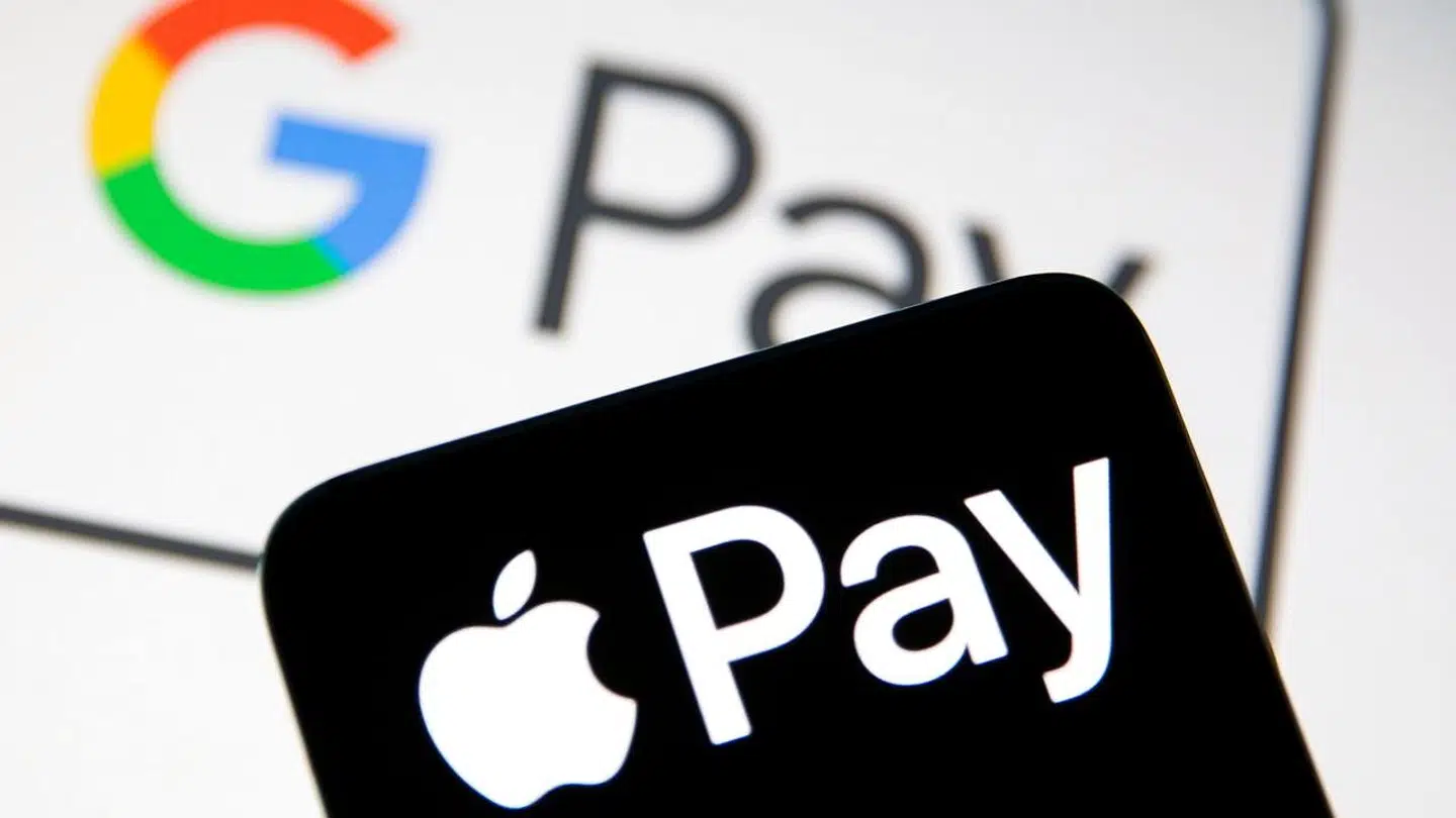 Det er blevet meget normalt at se smartphones bliver placeret mod kortterminaler.