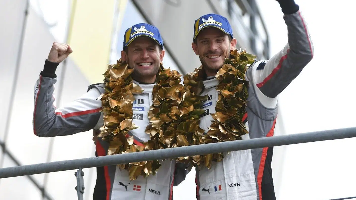 Michael Christensen og Kévin Estre på podiet efter klassesejren på Le Mans i 2018.