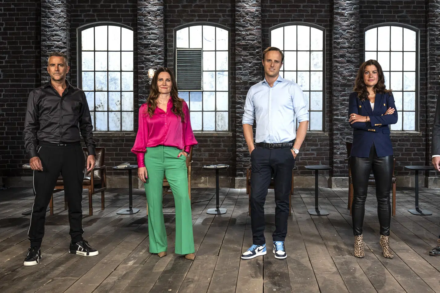 Jacob Risgaard, Louise Herping, Christian Arnstedt, Anne Stampe og Jesper Buch får selskab af Tommy Ahlers. (PR-foto). Per Arnesen/United/DR/PR-foto/Free