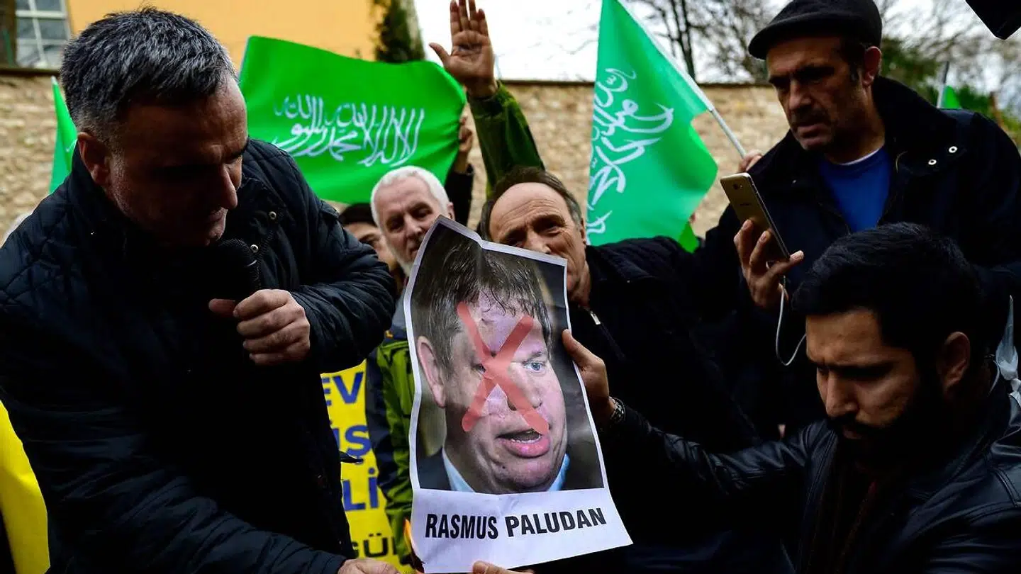 Demonstranter i Istanbul i Tyrkiet brænder billede af Rasmus Paludan efter han brændte en koran foran den tyrkiske ambassade.