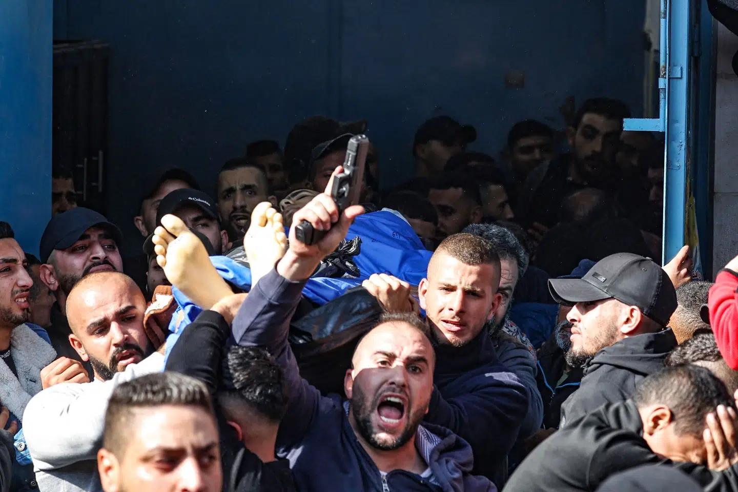 En mand affyrer skud i luften med sin pistol under bisættelsen mandag af en palæstinenser i byen Jenin på Vestbredden. Tidligere på dagen angreb den israelske hær en gruppe i en flygtningelejr i byen, og ni meldes dræbt, mens 20 er såret. Jaafar Ashtiyeh/Ritzau Scanpix