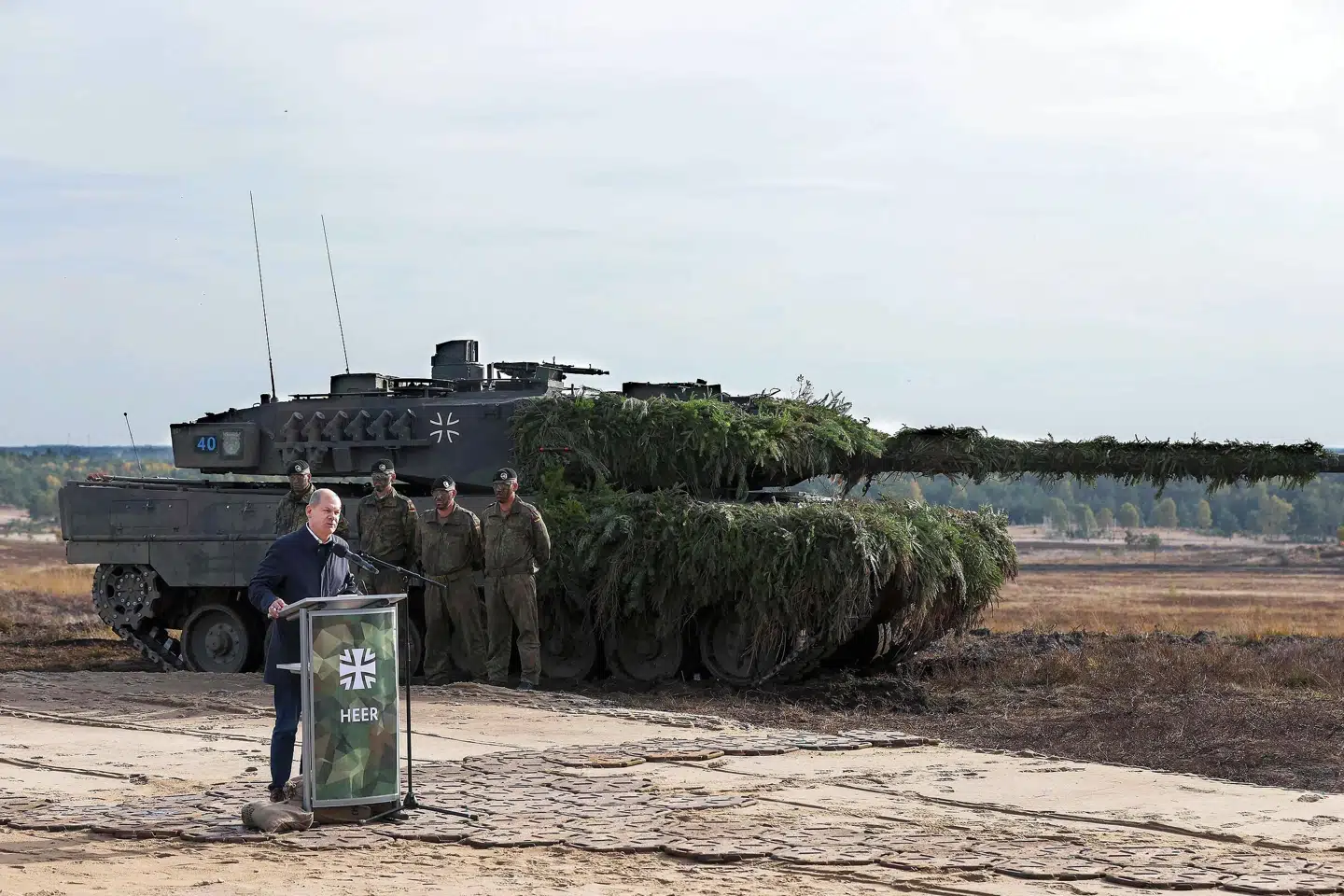 Tysklands forbundskansler, Olaf Scholz, talte i sidste uge foran en Leopard 2- kampvogn under en øvelse i det tyske forsvar. 14 af disse kampvogne sender Tyskland til Ukraine. Flere andre Nato-lande står på spring til at sende deres. Ronny Hartmann/Ritzau Scanpix
