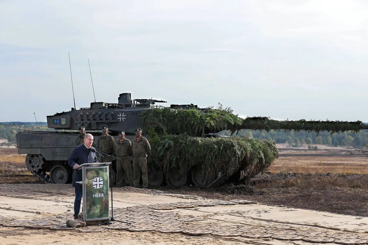 Tysklands forbundskansler, Olaf Scholz, talte i sidste uge foran en Leopard 2- kampvogn under en øvelse i det tyske forsvar. 14 af disse kampvogne sender Tyskland til Ukraine. Flere andre Nato-lande står på spring til at sende deres. Ronny Hartmann/Ritzau Scanpix