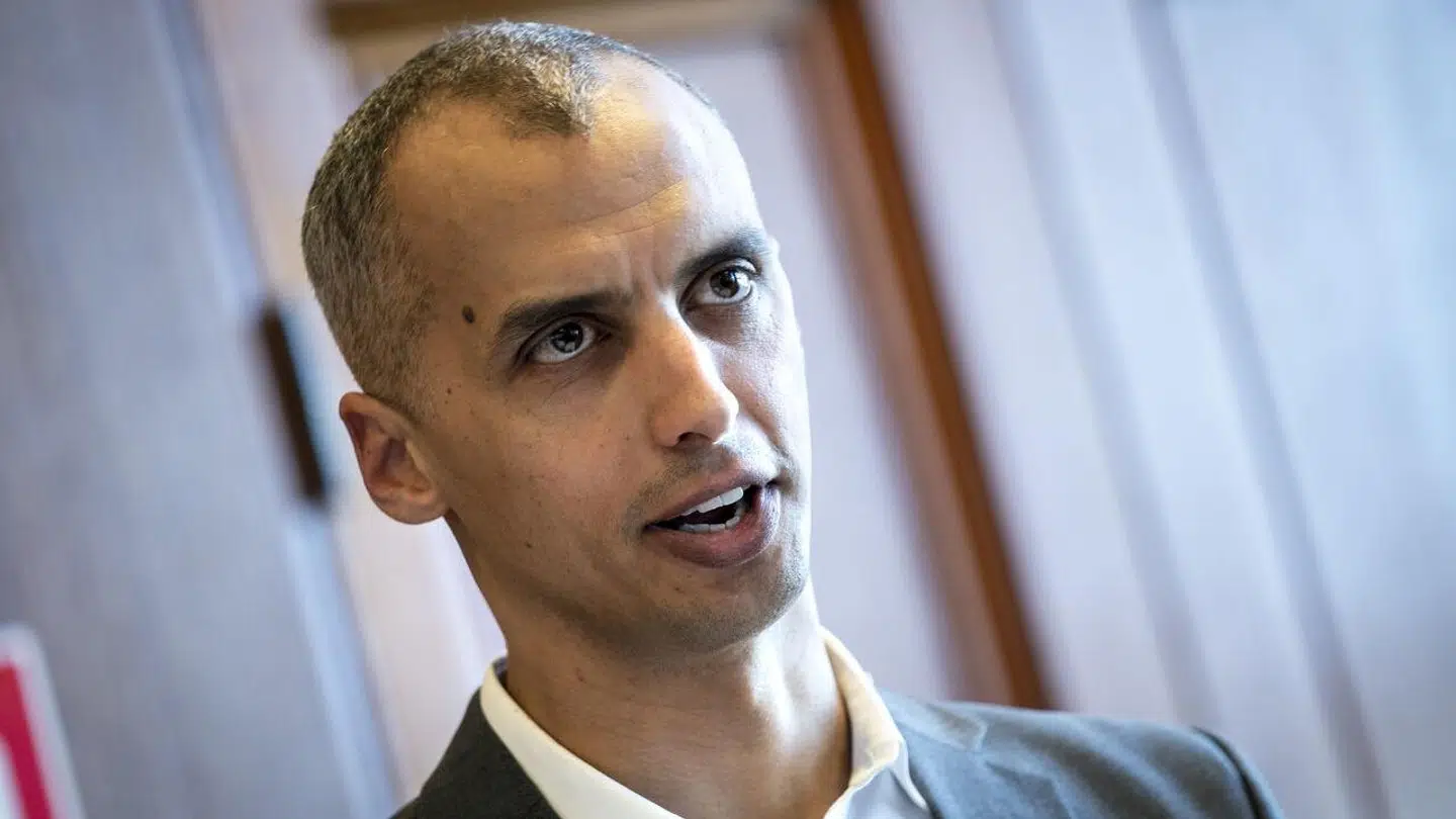 Børne- og undervisningsminister Mattias Tesfaye frygter, at børn og unges brug af skærme er ved at stjæle deres barndom, men han er ikke parat til gribe ind med lovgivning for brug af mobiltelefoner i folkeskolen.