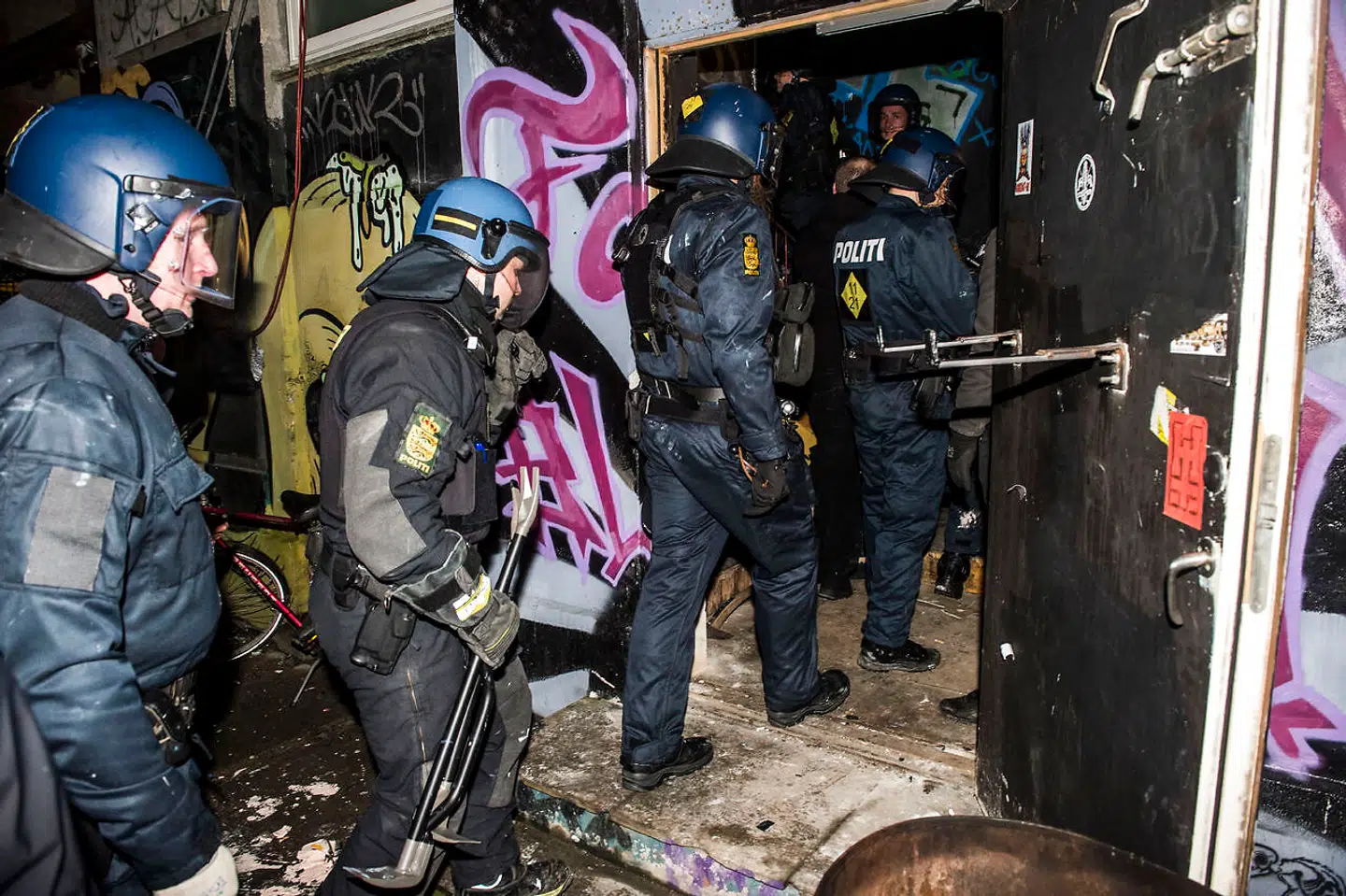 Der er opstået ballade om Ungdomshuset på Dortheavej. Denne gang er det dog ikke af fysisk karakter, som det var på billedet her, hvor politiet rykkede ind i huset på ti-års dagen for rydningen af Ungdomshuset på Jagtvej 69. Arkivfoto.