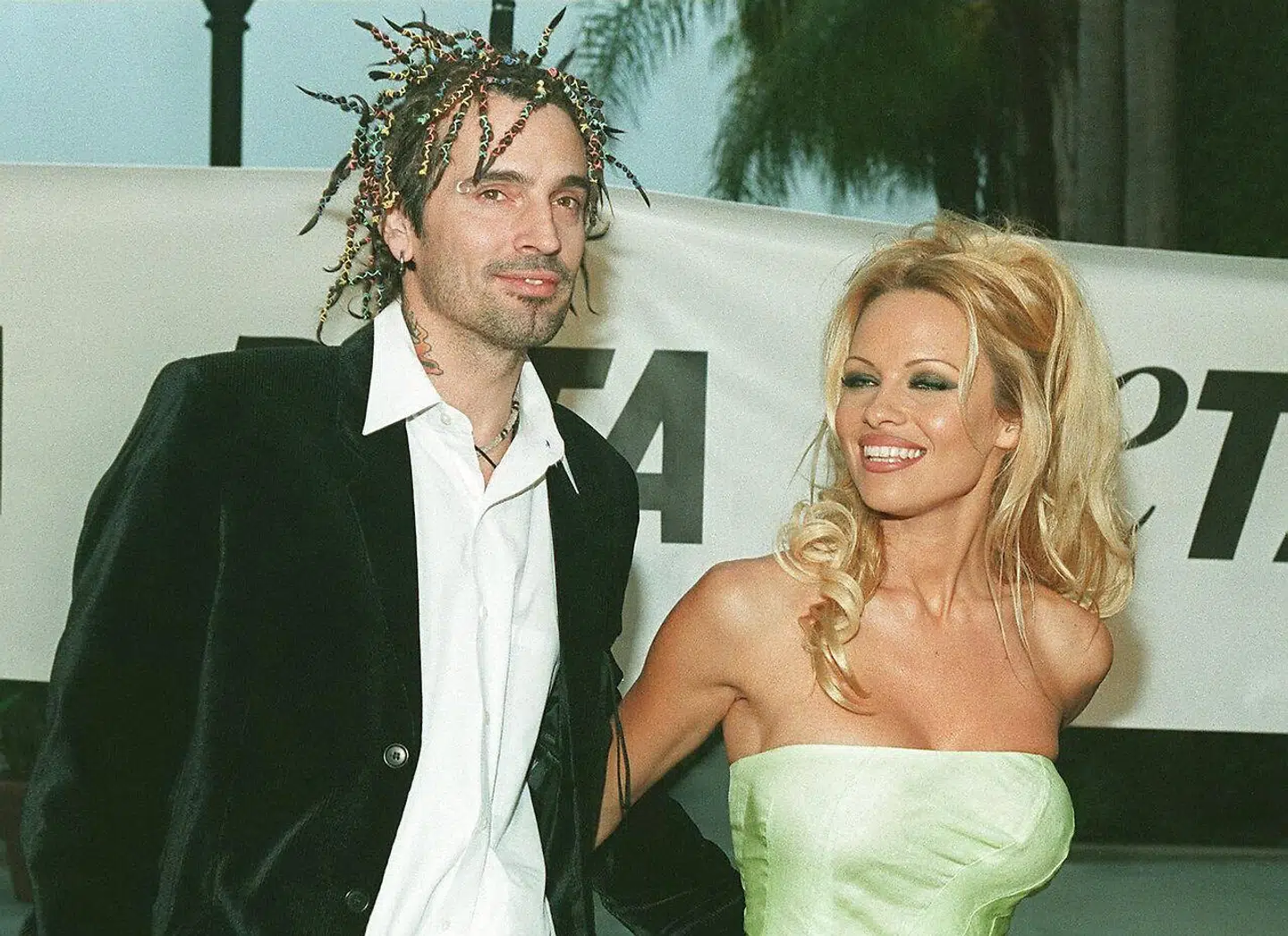 Tommy Lee og Pamela Anderson var gift i fire år, og måtte under deres ægteskab stå sammen, da en privat sexvideo blev stjålet og lækket til offentligheden.