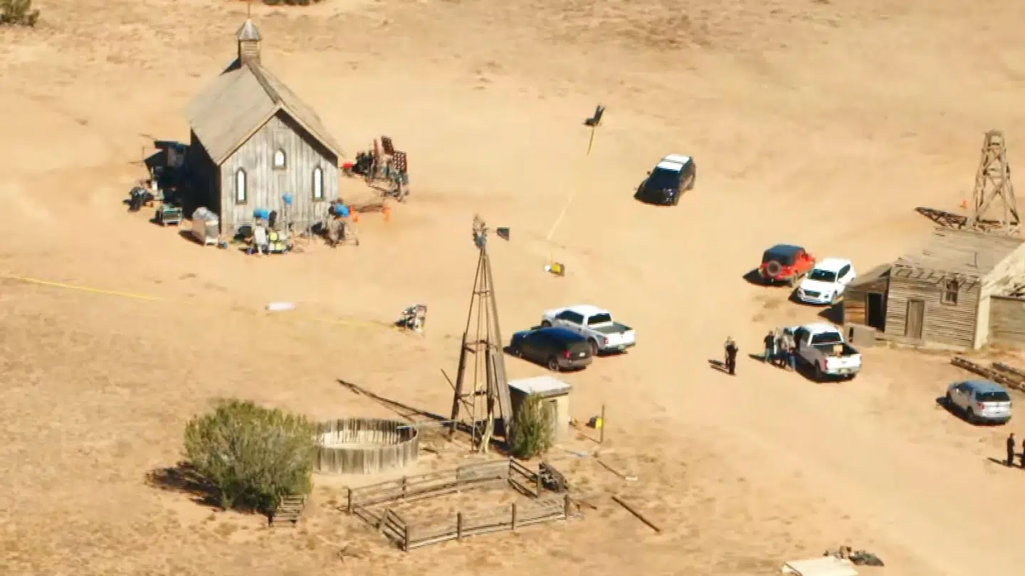 Her ses det filmset, hvor Alec Baldwin under optagelser til den kommende westernfilm 'Rust' affyrede en revolver, der viste sig at være ladt med et skarpt skud. Skuddet dræbte filmfotografen Halyna Hutchins.