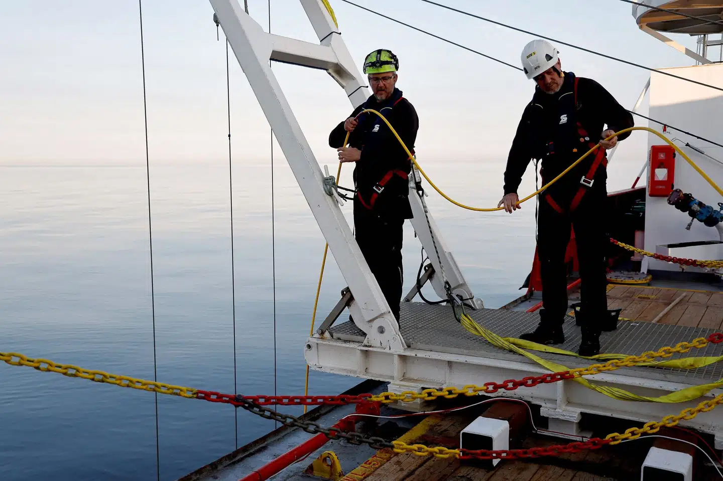 Efterforskere, der her ses i juni sidste år under deres undersøgelse af vraget fra færgen Estonia, har ikke fundet nogle tegn på hverken en eksplosion eller en kollision, som kunne være årsag til, at færgen sank på under en time i september i 1994. Stefan Jerrevang/Ritzau Scanpix