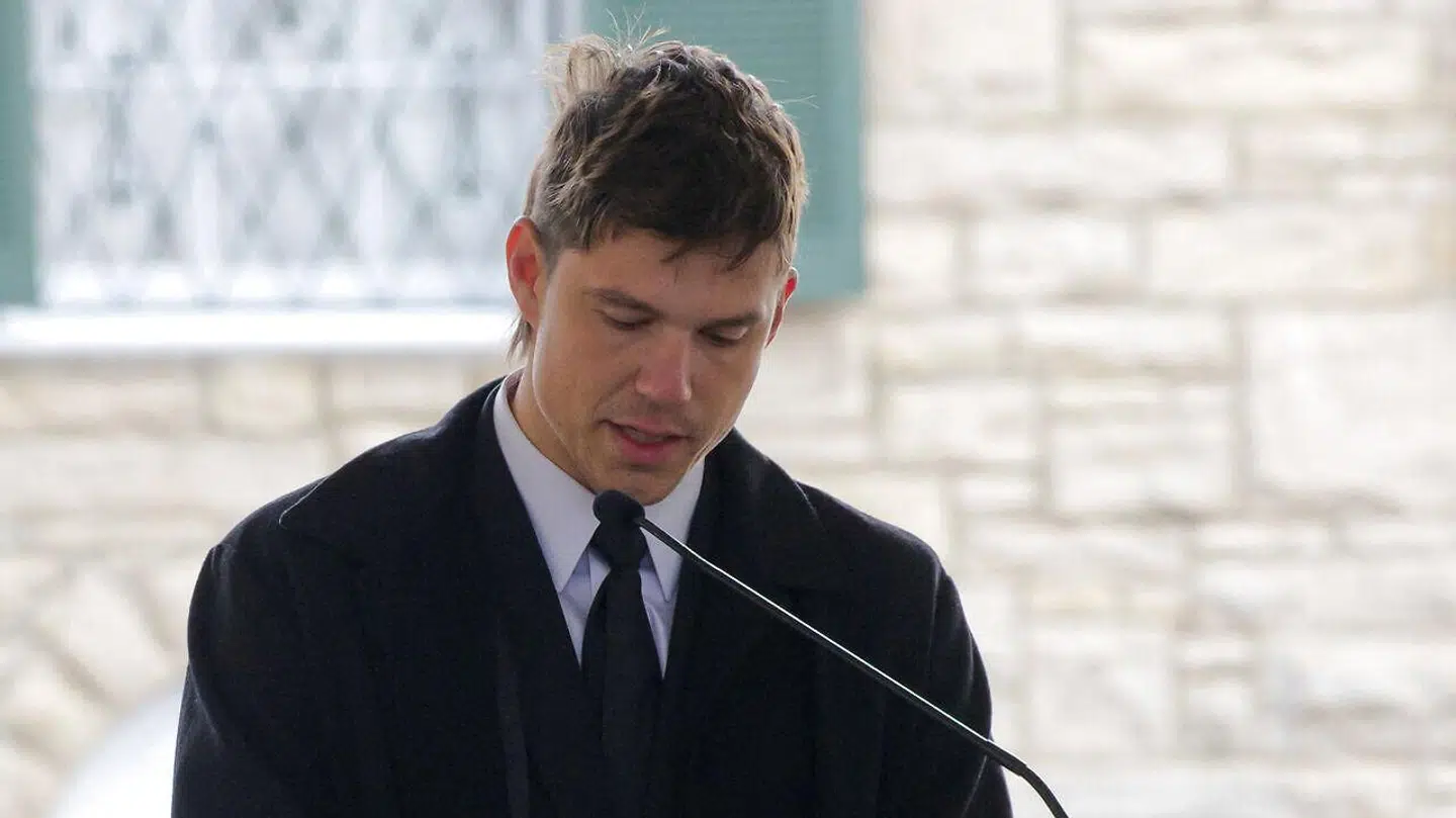 Ben Smith-Petersen talte for sin kone ved begravelsen.