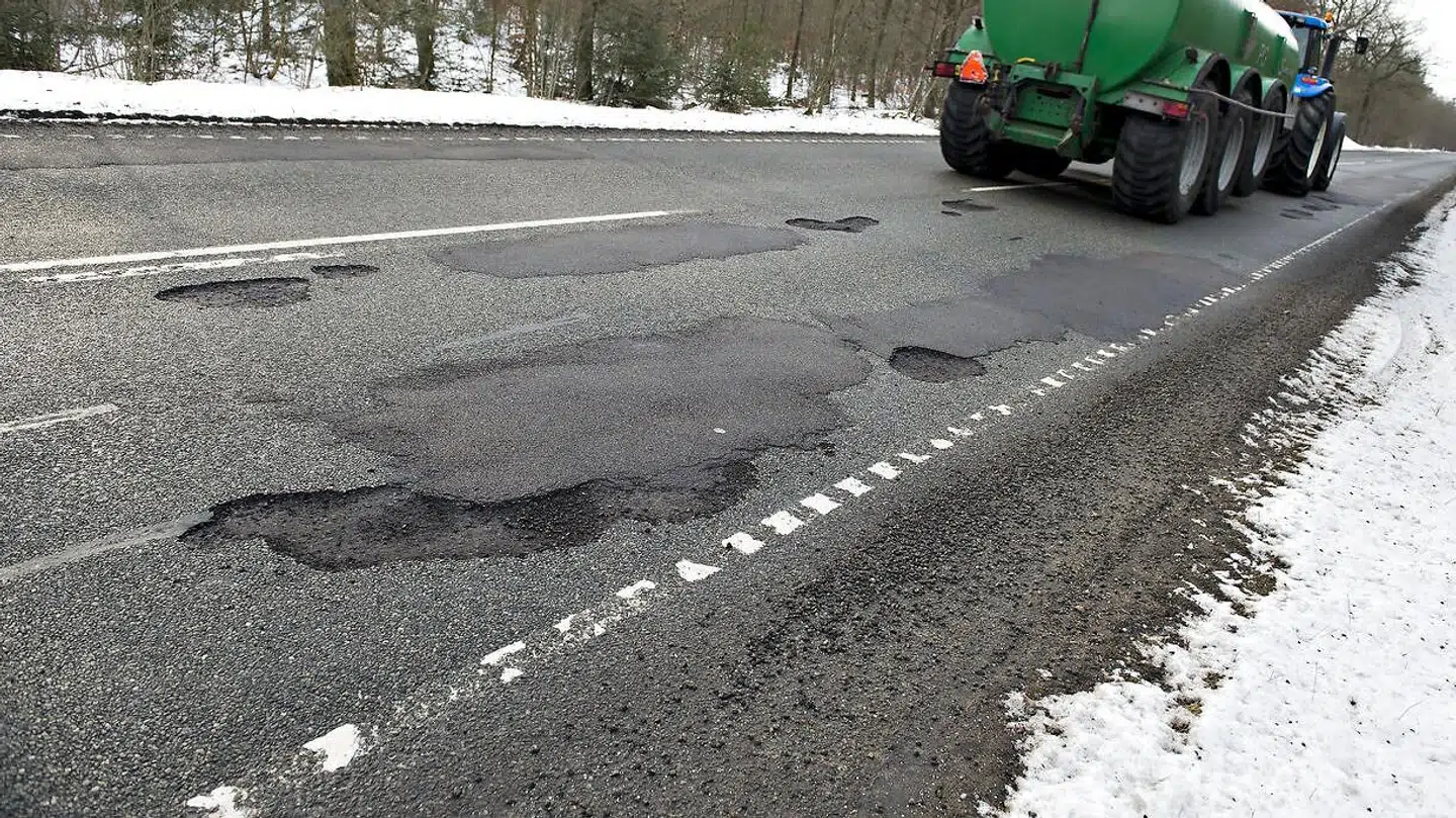 Huller i vejene. Pas på når du kører.