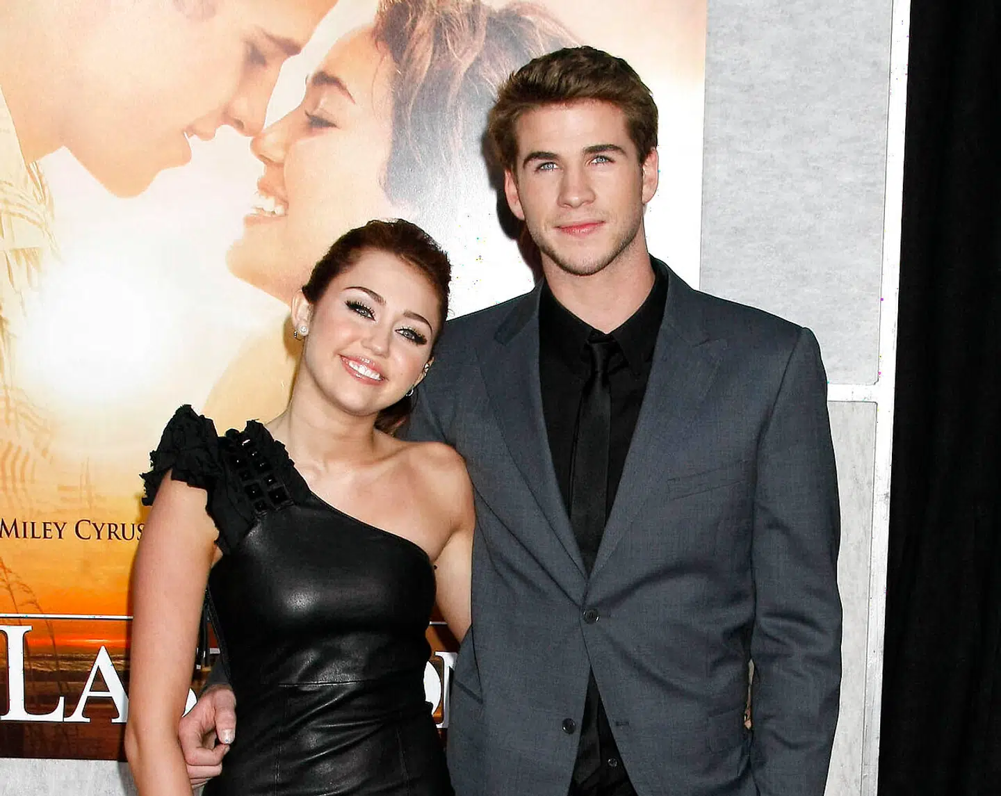 Miley Cyrus var 16 år, da hun mødte Liam Hemsworth under indspilningerne til filmen 'The Last Song', hvor de spillede kærester. Det blev de også i virkeligheden.