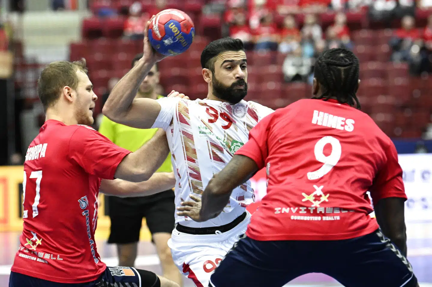 Paul Skorupa (tv.) blev smidt ud med et blåt kort, da USA torsdag tabte til Bahrain. Han bed en modstander. Johan Nilsson/Ritzau Scanpix