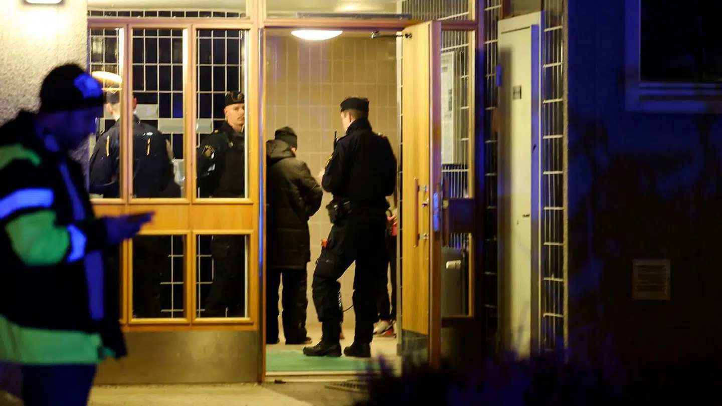 Der skete en detonation i en etageejendom i Stockholm sent fredag aften. Et andet sted i byen blev en mand fundet dræbt – sandsynligvis efter et skyderi.