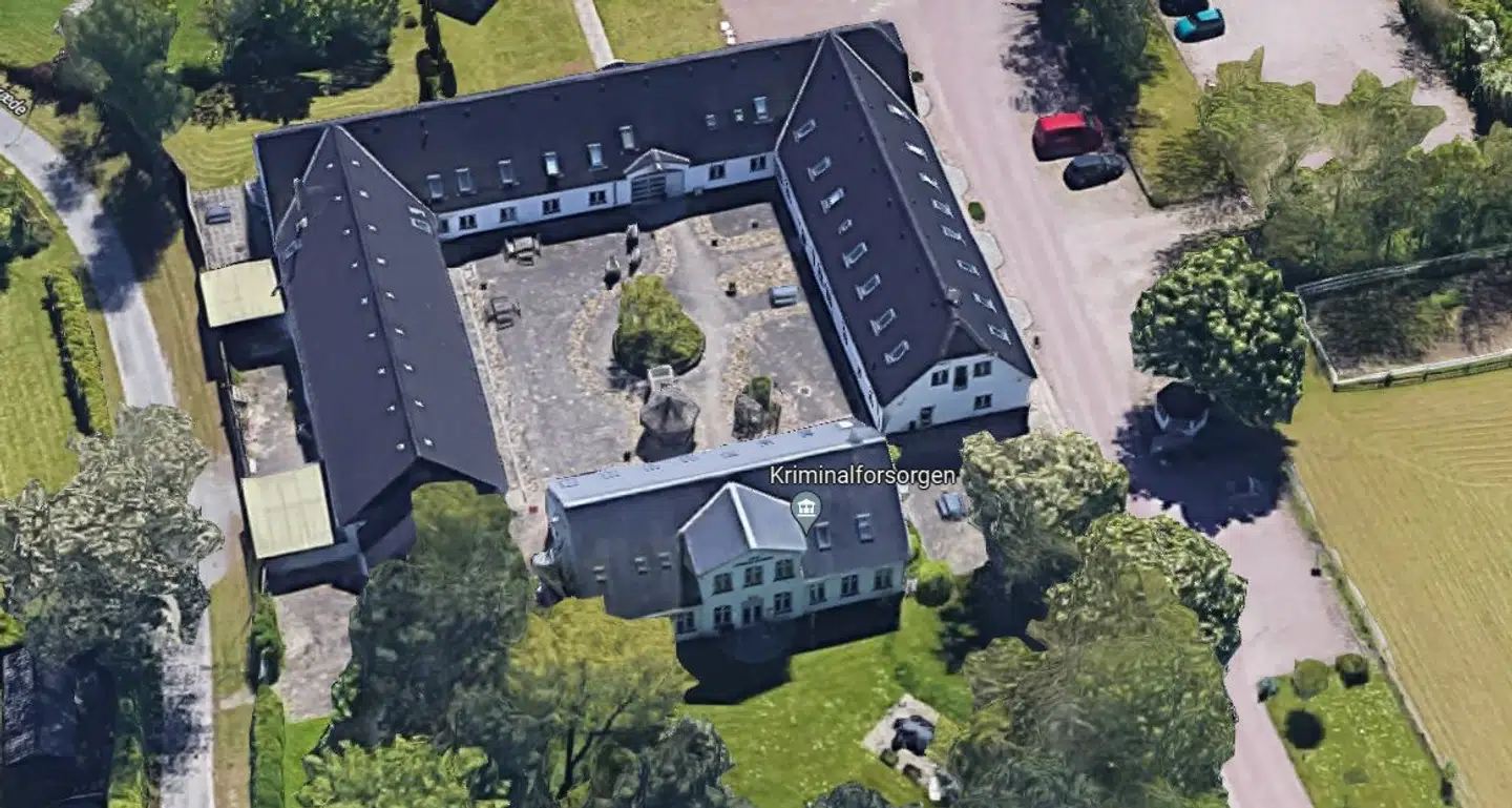 Både den tidligere fodboldstjerne og hans medskyldige organiserede deres narkohandel via særlige mobiltelefoner, mens de var under udslusning fra tidligere domme på Kriminalforsorgens institution Lysholmgård i Avedøre.