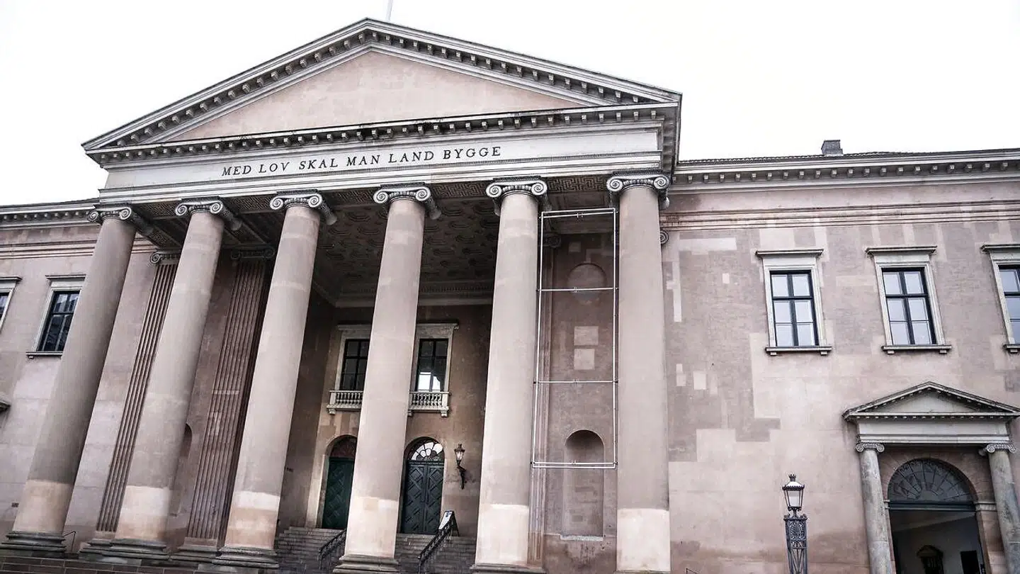 Den 51-årige narkohaj valgte fredag formiddag overraskende at opgive de mere og mere vidtløftige bortforklaringer, som han forleden forsøgte at binde domsmandsretten på ærmet. I stedet tilstod han sin rolle i handel med 13 kilo kokain.