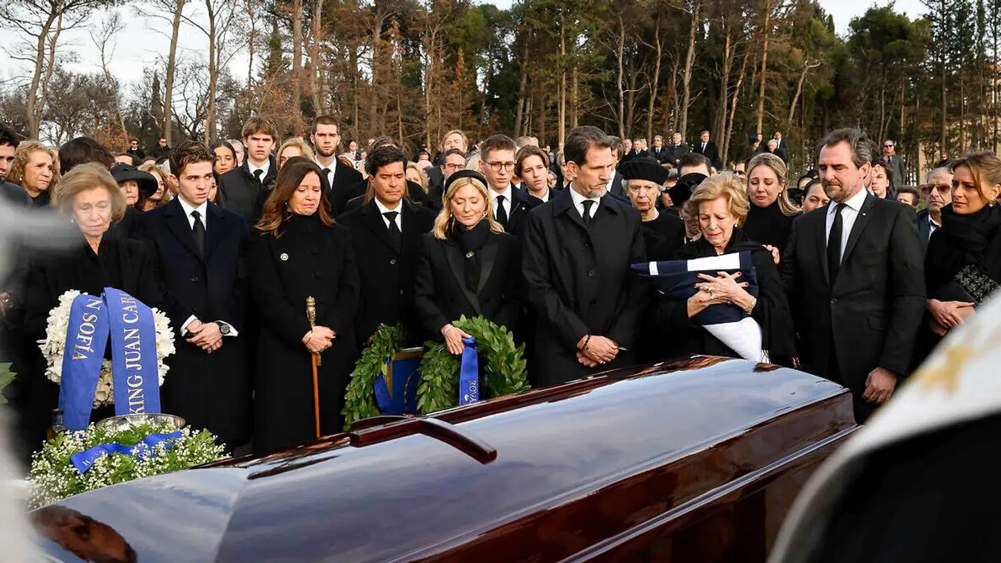 Eksdronning Anne-Marie fik en trøstende hånd på skulderen fra sin storesøster, dronning Margrethe, der stod lige bag ved hende, da hun måtte sige farvel til sin mand gennem 58 år.