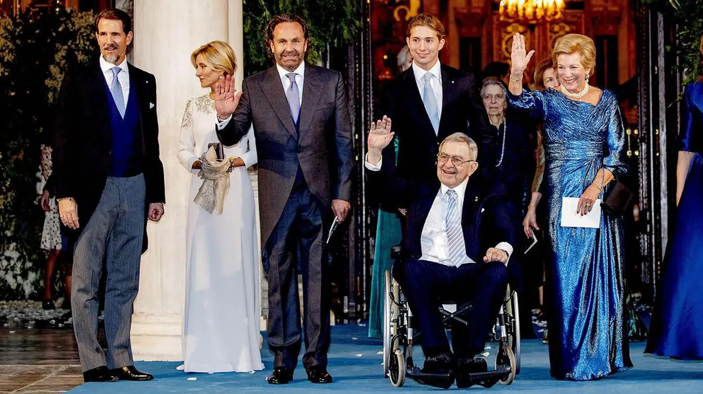 Fra højre ses ekskronprins Pavlos med ekskronprins Marie-Chantal. I kørestolen sidder den nu afdøde ekskong Konstantin med eksdronning Anne-Marie ved sin side. Derudover var også Thomas Flohr og hustru med ved Metropol-katedralen i Athen forrige år - samme sted, som ekskong Konstantins begravelse for nyligt blev afholdt.