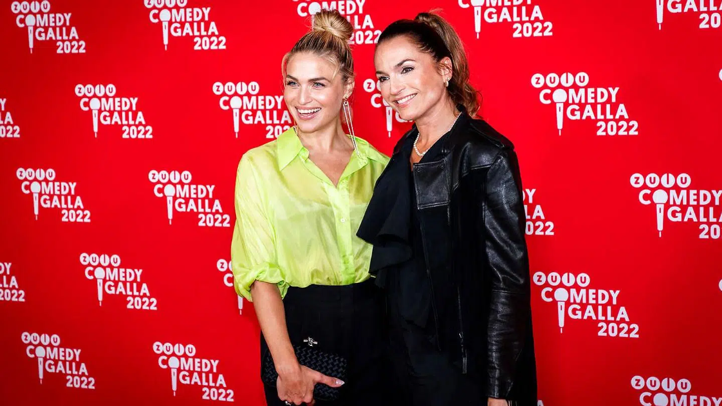 I gruppen 'The Padoodles' er blandt andet Christiane Schaumburg-Müllers gode veninde, skuespilleren Julie Steincke. Her ses de to veninder til Zulu Comedy Galla 2022.