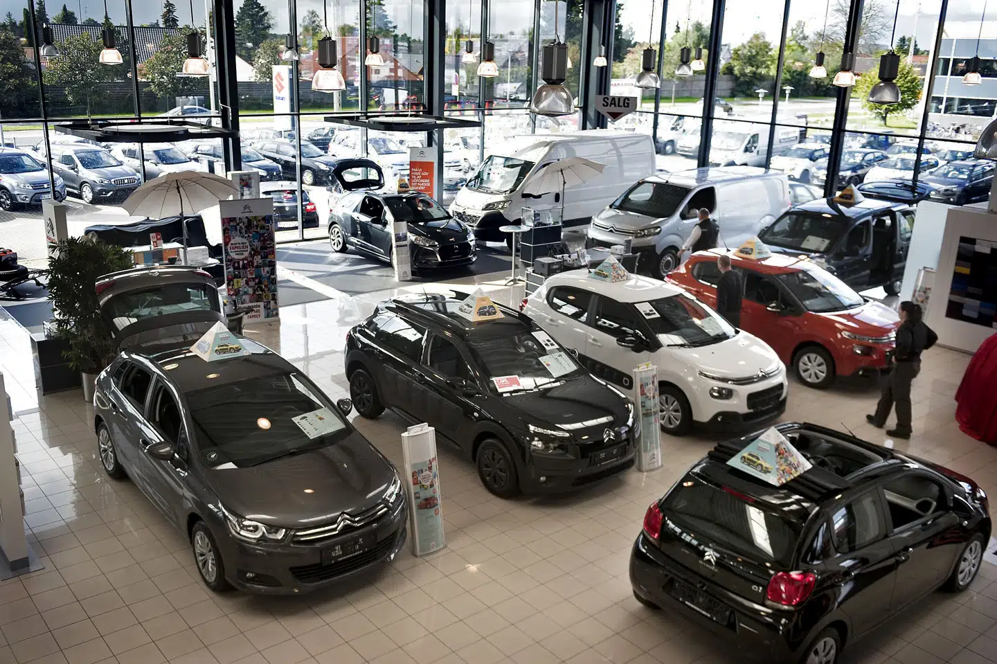 Forhandlere af nye biler forventer igen en normal leveringstid på 30 dage i gennemsnit. Det viser en ny analyse fra Bilbranchen. (Arkivfoto) Liselotte Sabroe/Ritzau Scanpix