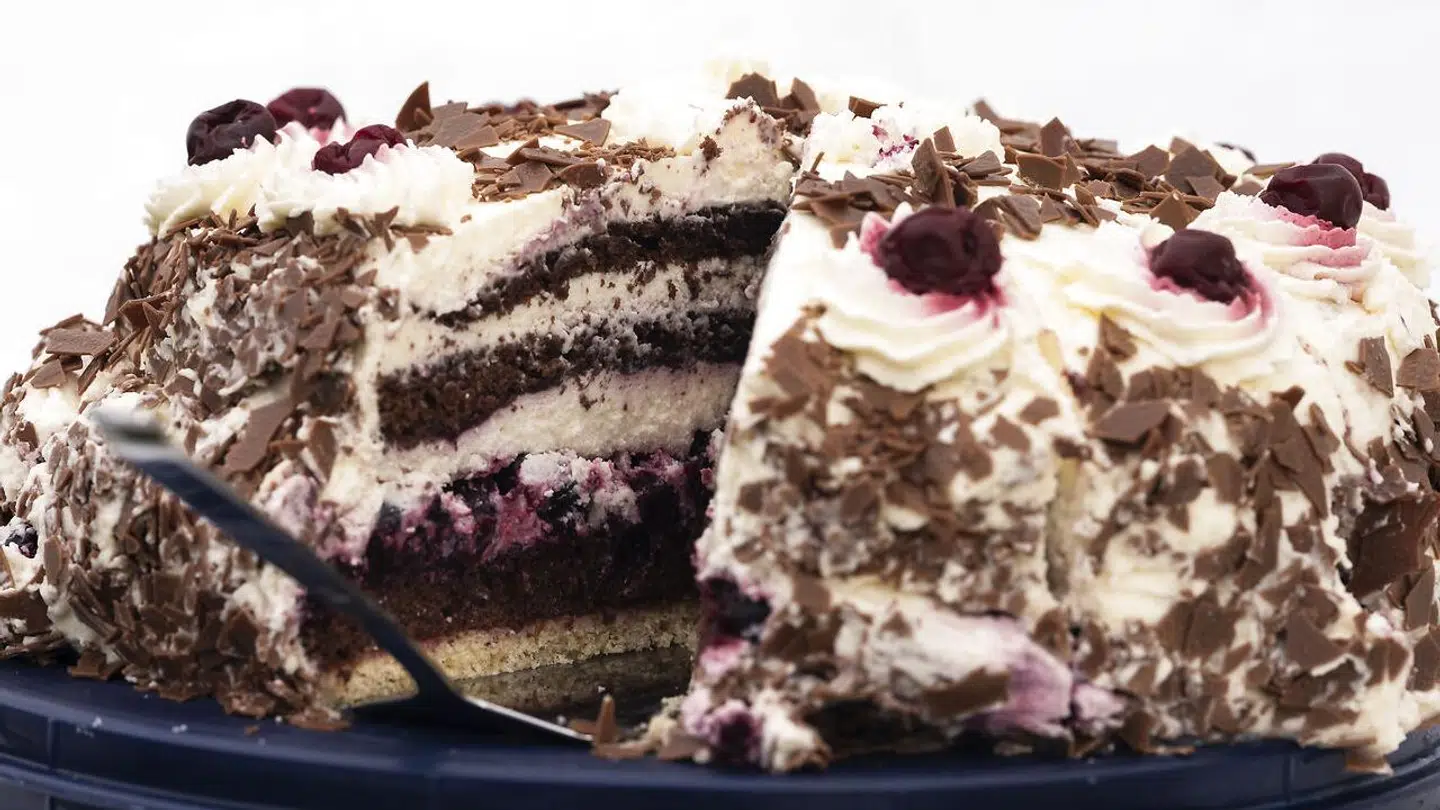 Man bør undlade at tage kage med til kollegaerne på jobbet, mener Susan Jebb, der er professor på University of Oxford, og bestyrelsesformand for fødevarevagthunden FSA.