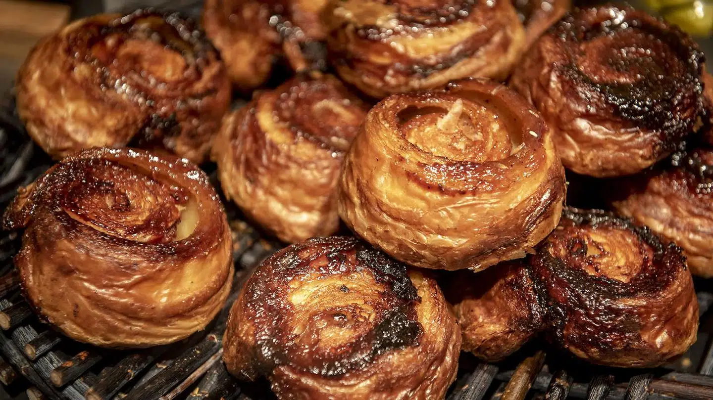 Det er en uskik at hive kager med til kollegaerne på jobbet, mener bestyrelsesformanden for den britiske fødevarevagthund FSA.