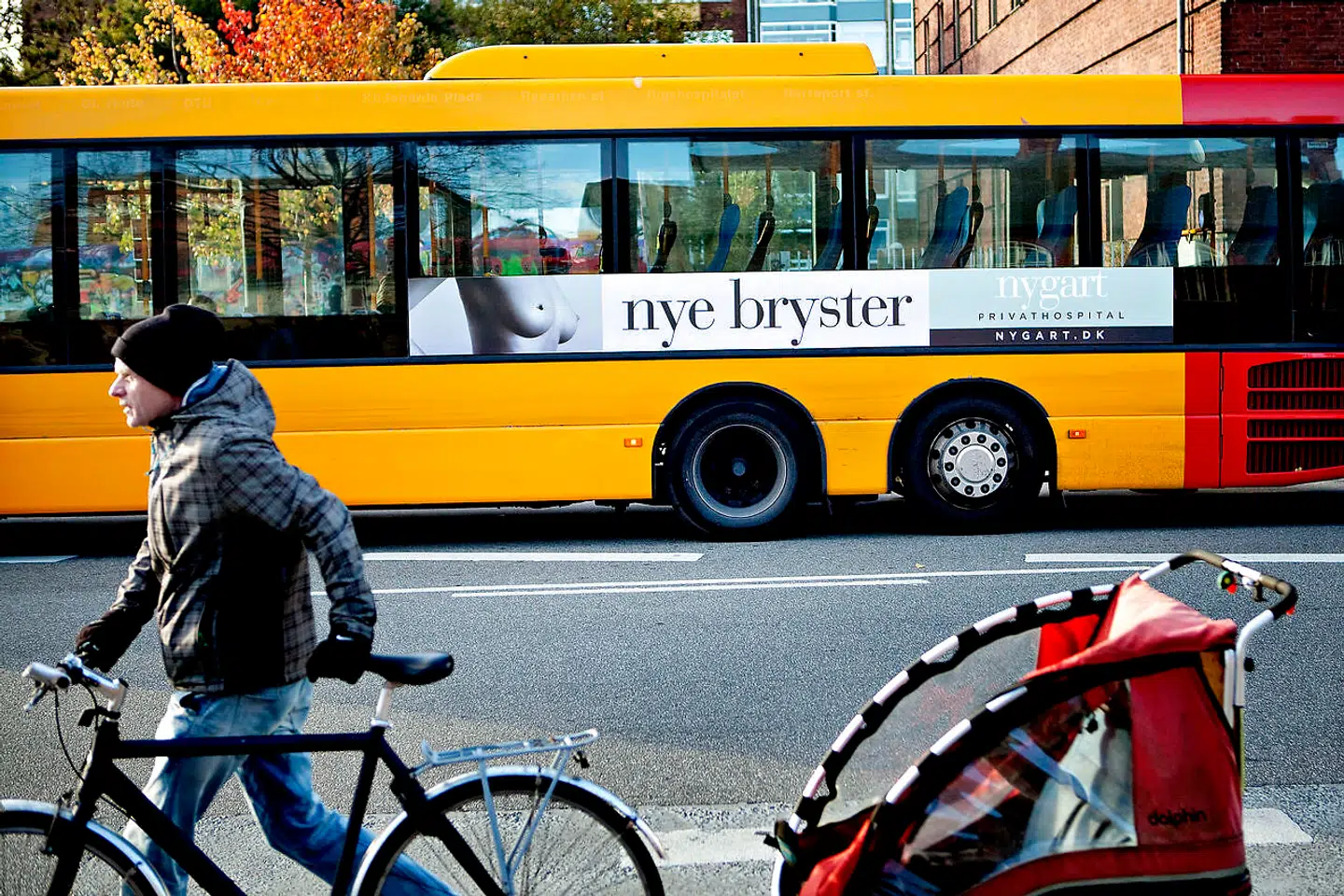 nygart privathospital reklamerer for nye bryster på de københavnske busser