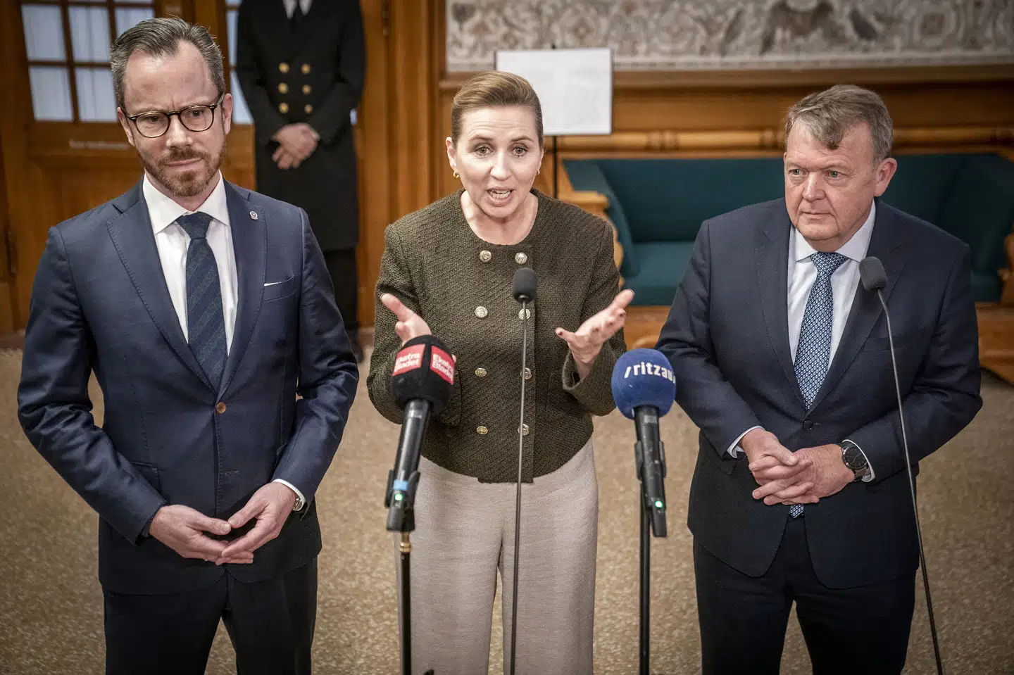 Statsminister Mette Frederiksen (S), forsvarsminister Jakob Ellemann-Jensen (V) og udenrigsminister Lars Løkke Rasmussen (M) stiller op til pressemøde foran Folketingssalen tirsdag 17. januar 2022. Mads Claus Rasmussen/Ritzau Scanpix