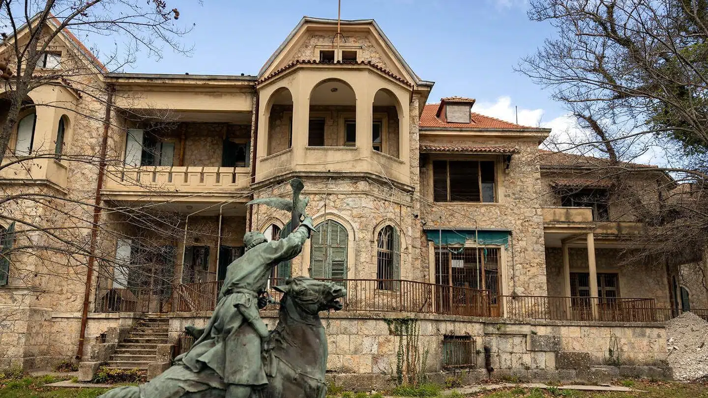 Tatoi-paladset er i dag forladt og ligner en ruin.