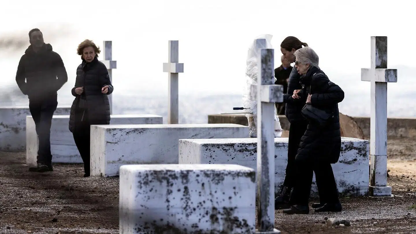 Konstantin 2.s to søstre, dronning Sofia af Spanien og prinsesse Irene, gik torsdag rundt ved familiegravene ved Tatoi-paladset.