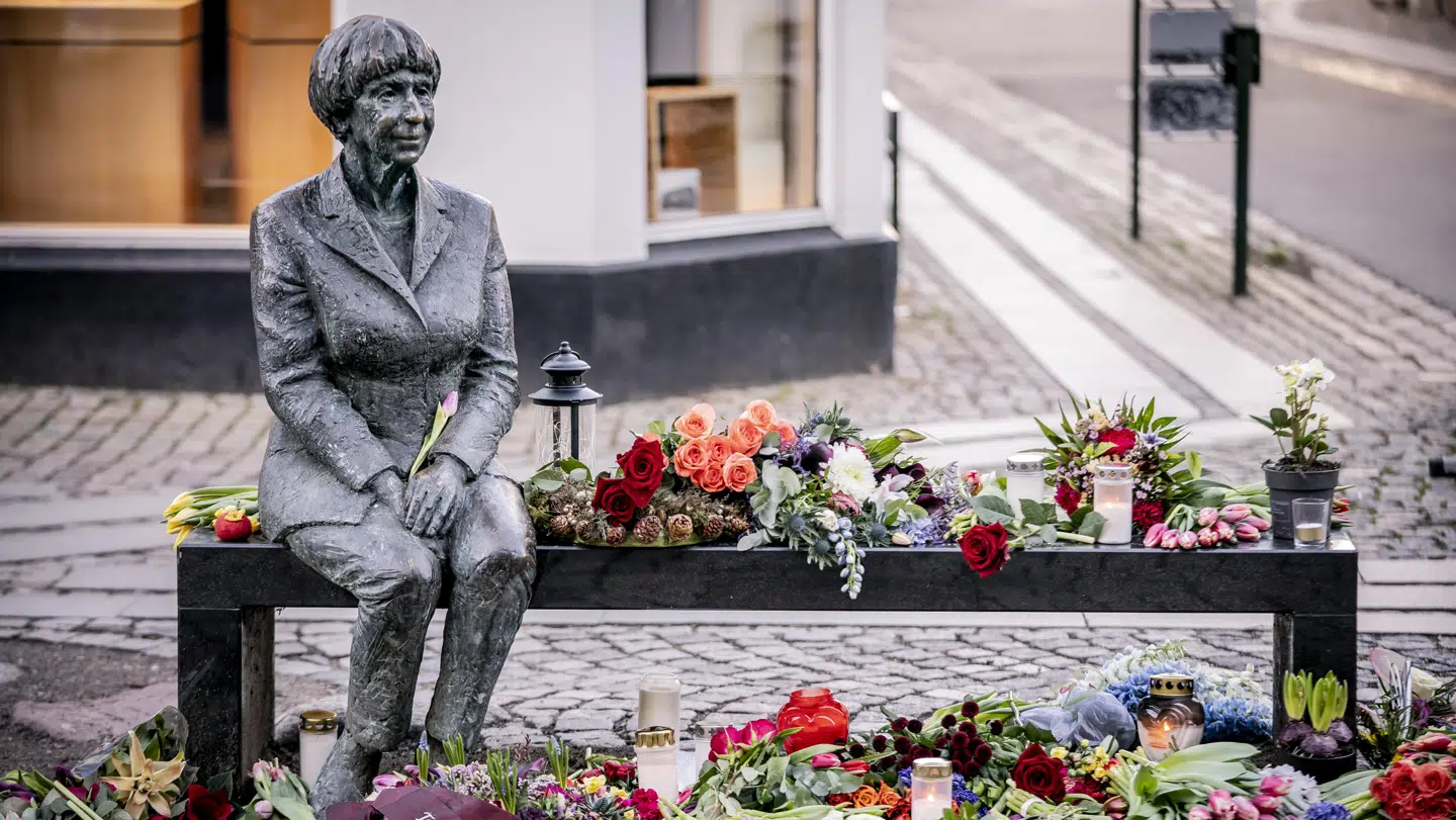 Der ligger blomster ved statuen af Lise Nørgaard i Roskilde.
