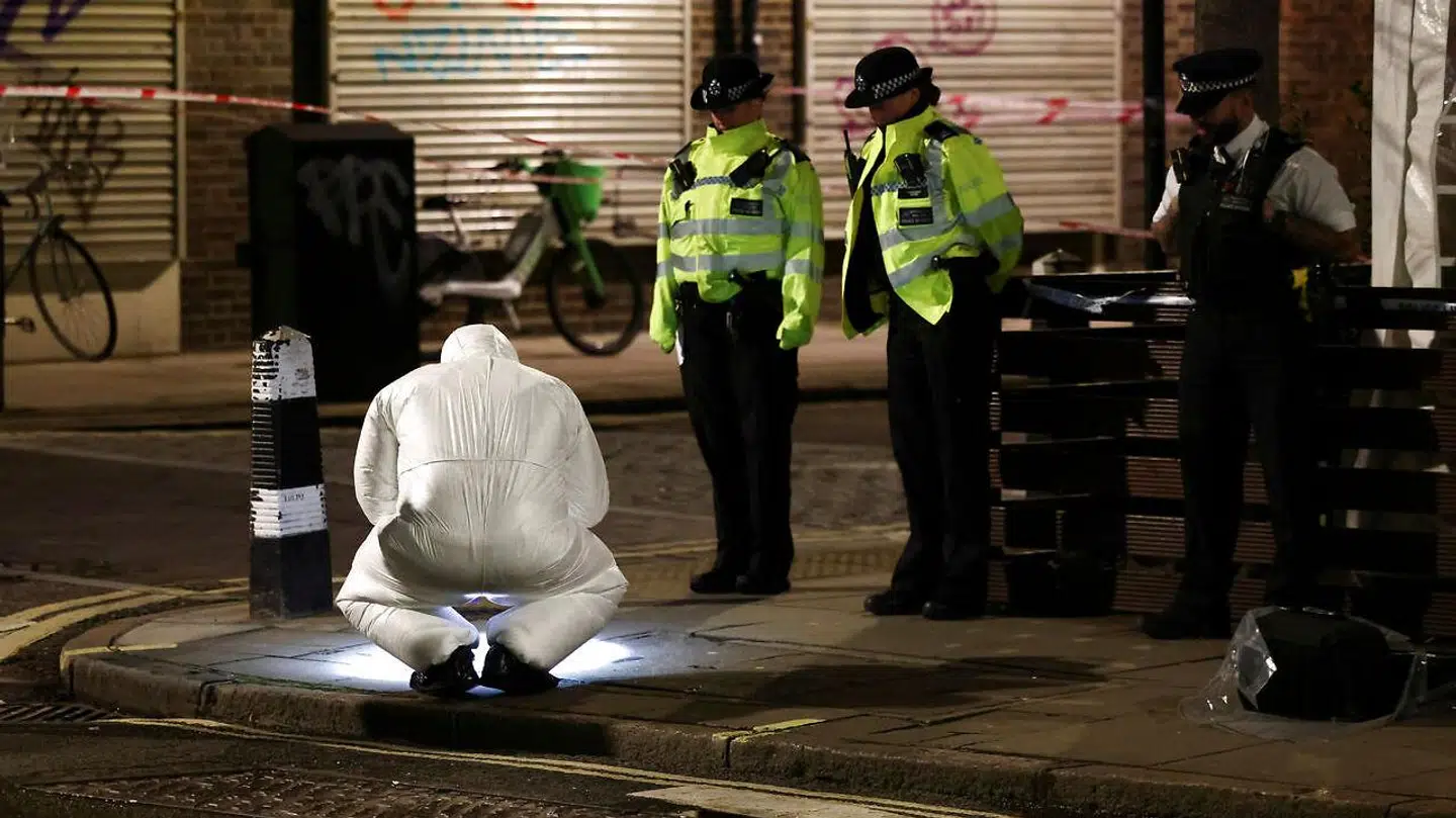 Politiets teknikere arbejder i området, hvor der lørdag eftermiddag blev affyret skud.