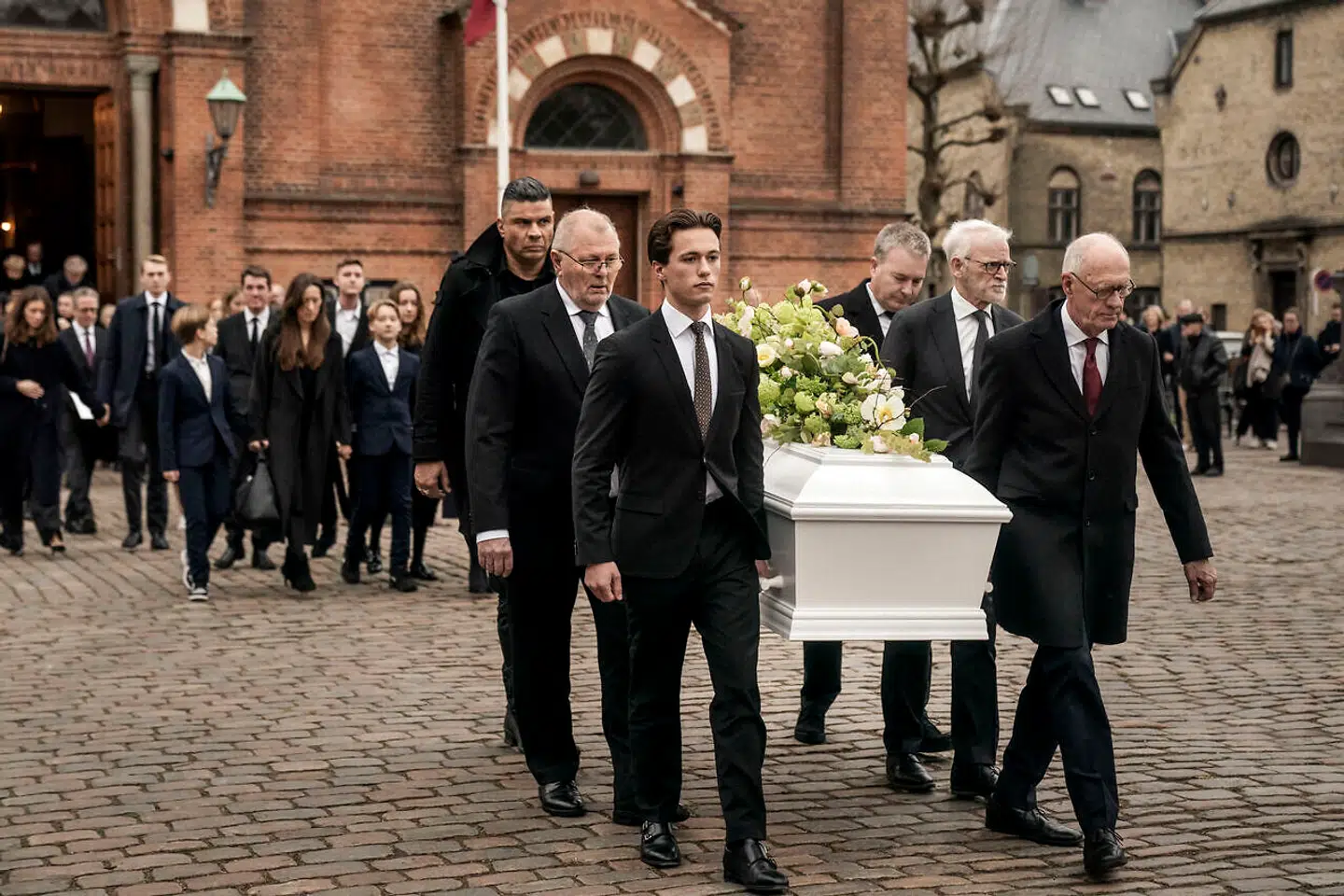 Kisten bæres ud af Per Sørensen (svigersøn og pensioneret højesteretsdommer), Alexander Flindt Hjælmhof (oldebarn), Hans-Jøren Bøgfeldt (ven og chauffør), Johannes Riis (ven og forlægger), Kaspar Flindt Myhre (barnebarn), Vincent Hendricks (ven og professor).