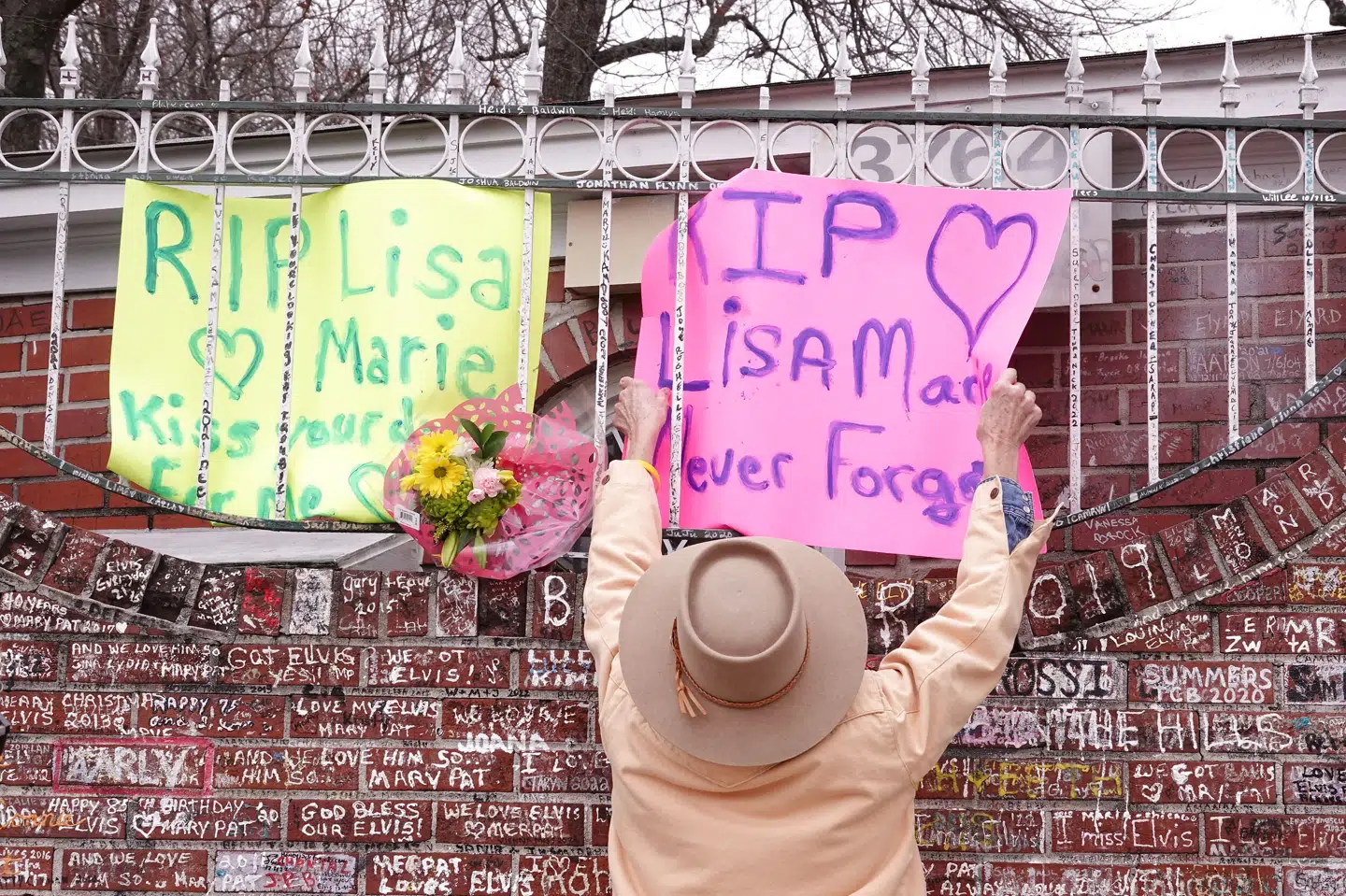Fans hyldede og lagde blomster ved Graceland fredag, efter at det stod klart, at Lisa Marie Presley var død. Hun skal begraves i Graceland. Karen Pulfer Focht/Reuters