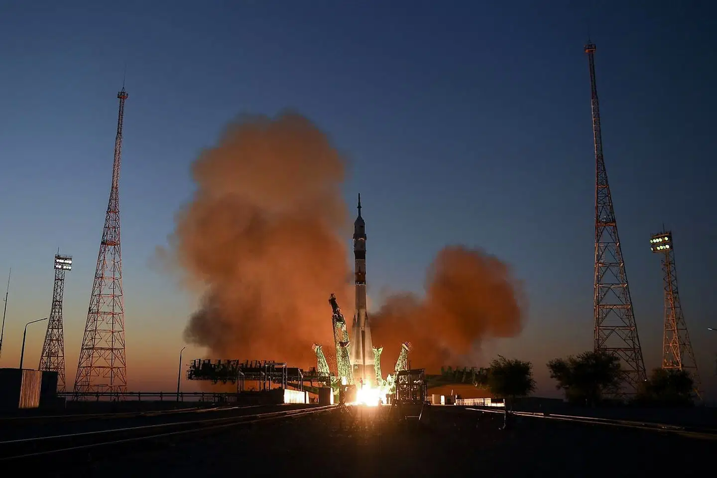 Sådan så det ud, da to russiske kosmonauter, Sergej Prokopjev og Dmitrij Petelin, og Nasa-astronauten Frank Rubio tilbage i september blev sendt op til Den Internationale Rumstation (ISS). De blev sendt derud i en Sojuz-kapsel fra det russiske rumanlæg Bajkonur i Kasakhstan.