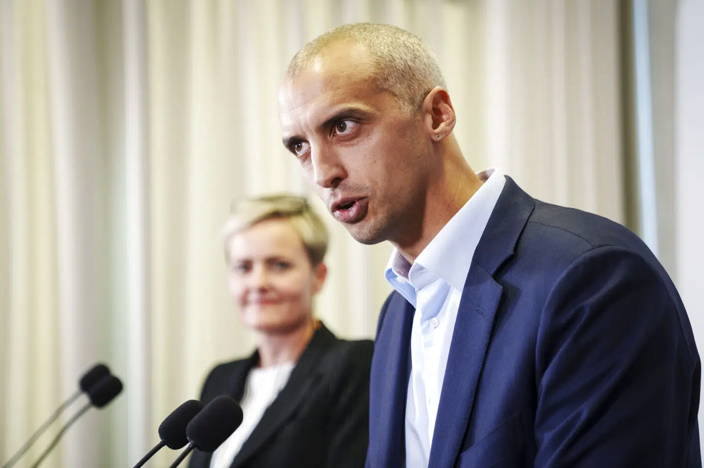 Mattias Tesfaye (S) overtog i december posten som børne- og undervisningsminister fra Pernille Rosenkrantz-Theil (S). Her ses de sammen til overdragelsesceremonien i Børne- og Undervisningsministeriet. (Arkivfoto). Bo Amstrup/Ritzau Scanpix